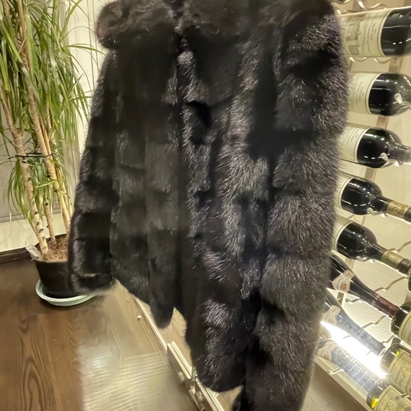 Hip length black mink coat. - Picture 3 of 5